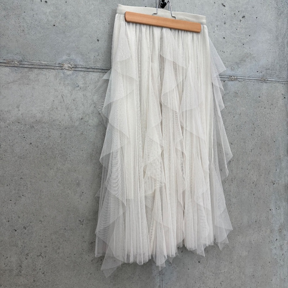 Elegant Layered Tulle Pull-On Midi Skirt in Ecru White Cream, Size Medium